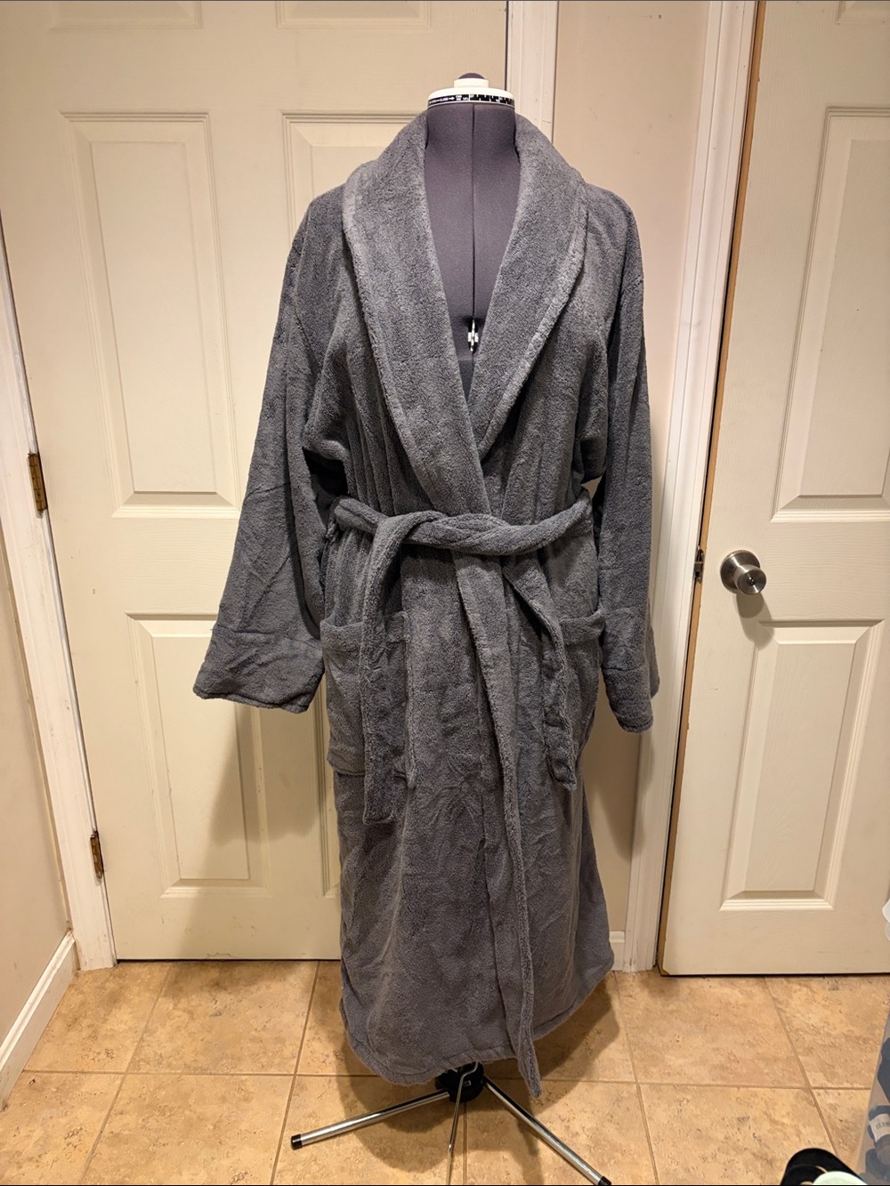 The Company Store Men's Plush Shawl Collar Bathrobe in Gunmetal L *Call Out*